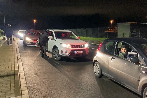 Einen Fanschal gab es für die rund 270 Jugendspieler durch das Autofenster beim Geschenke-Drive-in. Foto: privat
