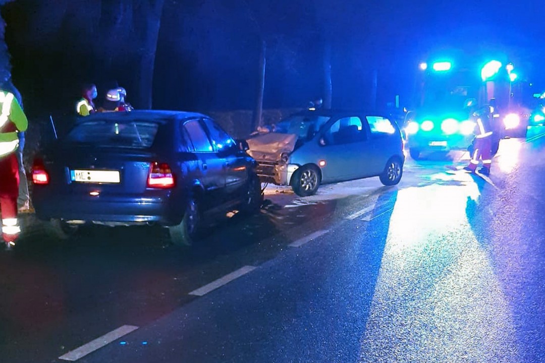 An der Rottberger Straße in Velbert sind am Dienstagmorgen zwei Wagen frontal zusammengestoßen. Eisglätte war vermutlich die Ursache für den Unfall. Foto: Feuerwehr Velbert