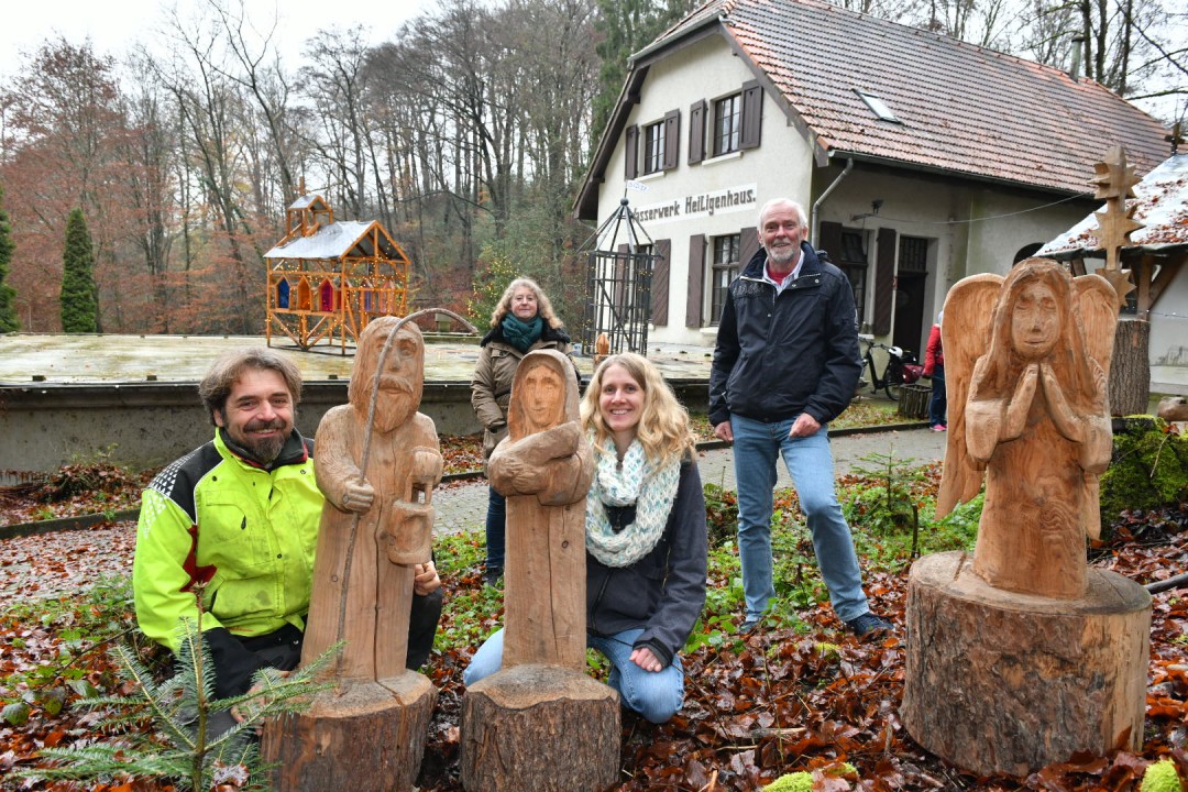 Am Waldmuseum ist die letzte Station des adventlichen Wegs zwischen den Museen: Hier warten Krippenfiguren und die beleuchteten Modelle von Abtskücher Turm und der Kapelle. Dazwischen haben Hannes und Irid Johannsen (vorn), Veronika Kautz und Thomas Langmesser die Weihnachts-Projekte in Heiligenhaus im Corona-Jahr vorgestellt. Foto: Mathias Kehren