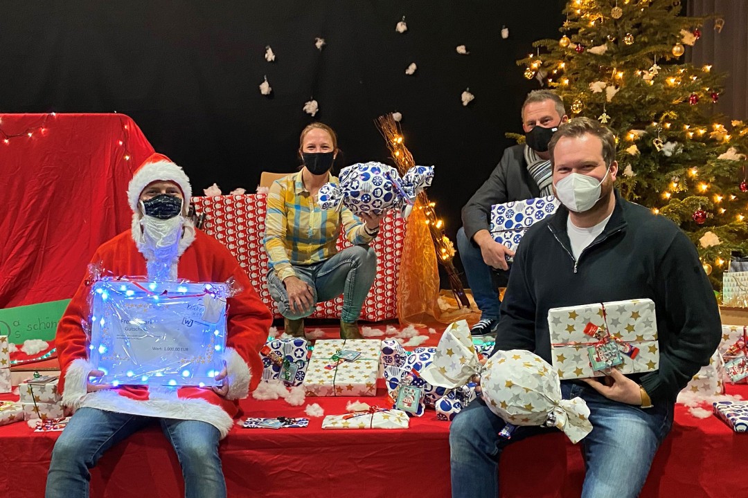 Die Wirtschaftjunioren bei der Geschenkübergabe im "BiLo". Foto: privat