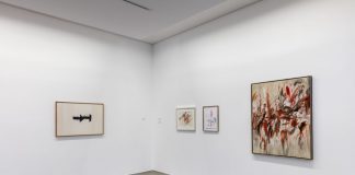 Installationsansicht im Museum Ratingen. Werke von Peter Brüning und Karl Burkhard, links: Jannis Kounellis, Foto: Johannes Bendzulla/Archiv