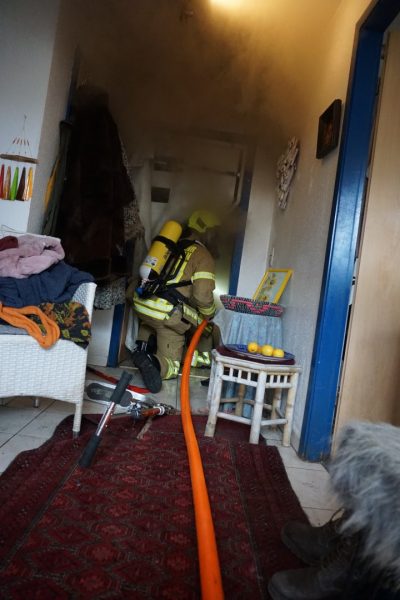 Die Brandschützer drangen unter Atemschutz in die Räume vor. Foto: FW Ratingen