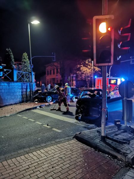 Bei dem Unfall im Bereich der Hauptstraße wurden neben den beiden Autos auch eine Ampel und eine Laterne beschädigt. Foto: Feuerwehr Velbert