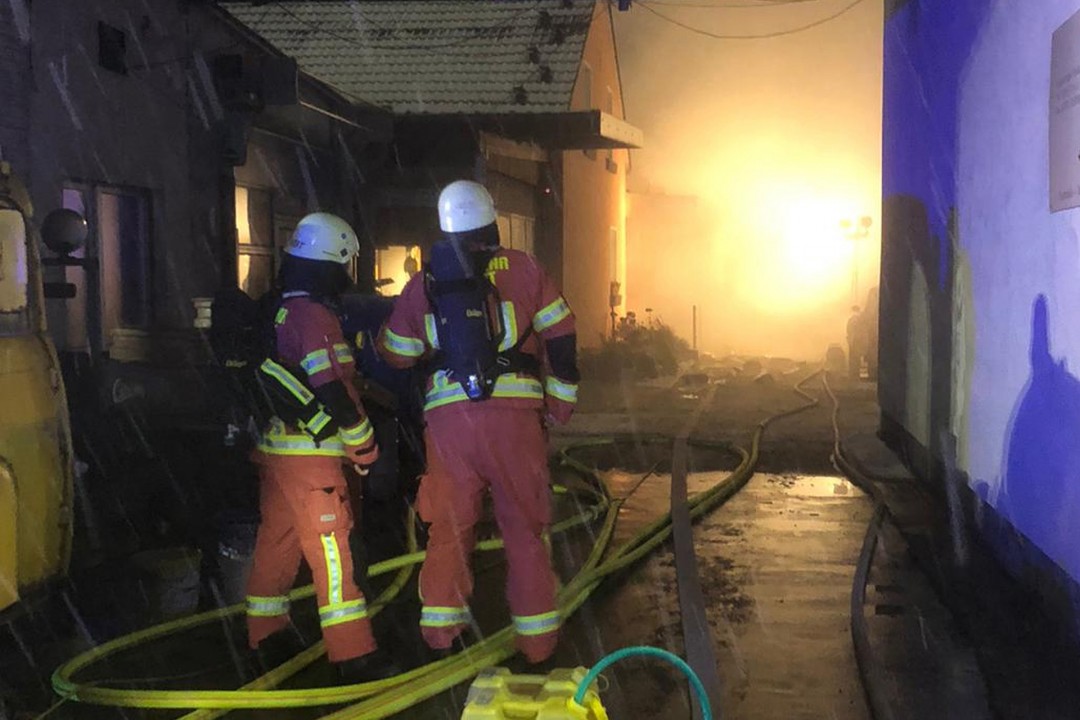 Die Feuerwehr beim Löscheinsatz an der Langenberger Straße. Foto: Feuerwehr Velbert