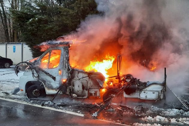 Beim Eintreffen der Feuerwehr brannte das Wohnmobil bereits in voller Ausdehnung. Foto: Feuerwehr Velbert