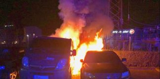 Auf dem Parkplatz eines Supermarktes am Berliner Ring standen zwei Autos in Flammen. Foto: Polizei