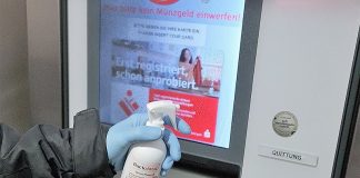 Das spezielle Spray soll die Oberflächen versiegeln und so die Viren- und Bakterienbelastungen reduzieren. Foto: Kreissparkasse Düsseldorf