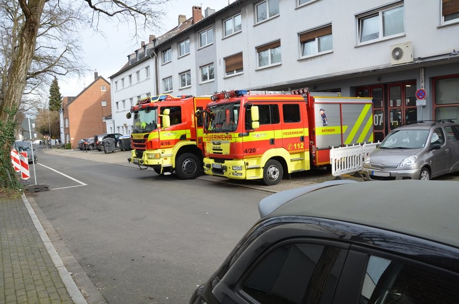 Das neu an der Interimswache stationierte Einsatzfahrzeug ist länger als der Wagen der Jugendfeuerwehr. Foto: Feuerwehr Ratingen Das neu an der Interimswache stationierte Einsatzfahrzeug ist länger als der Wagen der Jugendfeuerwehr. Foto: Feuerwehr Ratingen