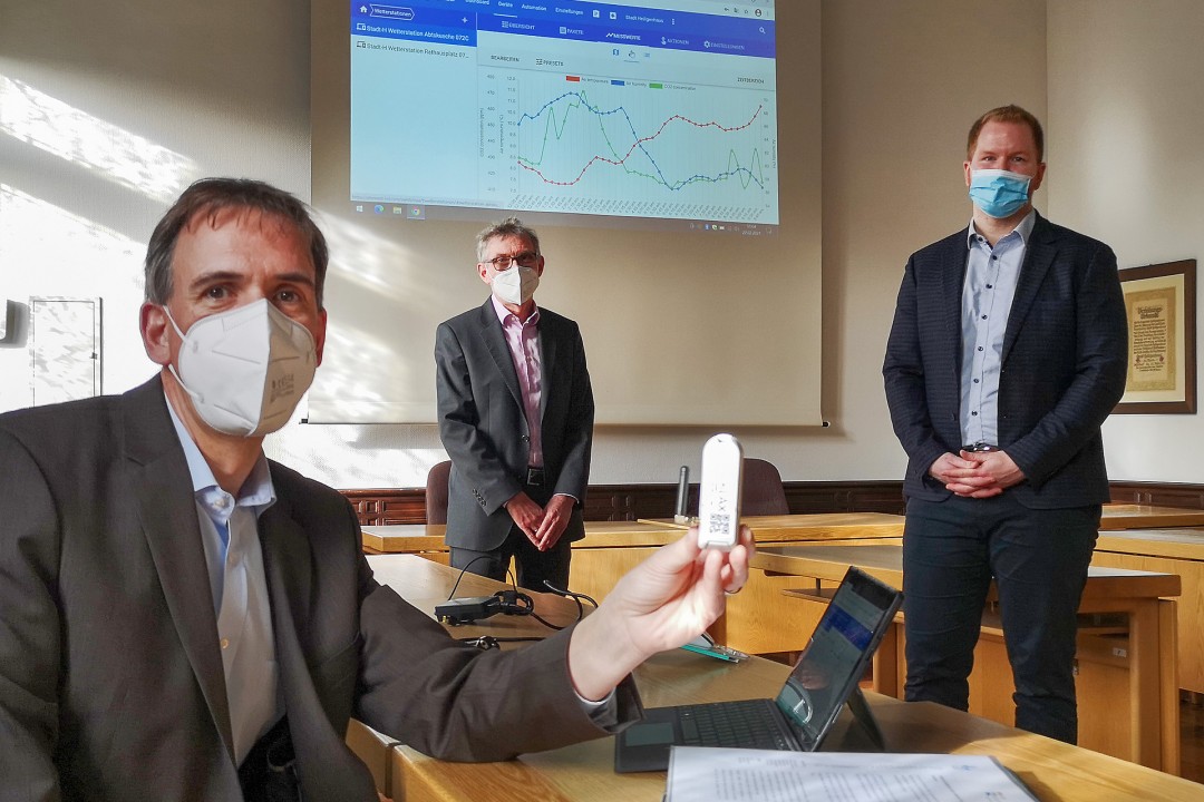 Der kleine Wettersensor liefert dem neuen LoRaWAN der Stadtwerke Heiligenhaus seine Daten. Schon bald soll das neue Funk-Datennetz viel mehr können. Was genau haben jetzt Projektleiter Jens Matics, Stadtwerke-Geschäftsführer Michael Scheidtmann und Kämmerer Björn Kerkmann erklärt. Foto: Stadt Heiligenhaus