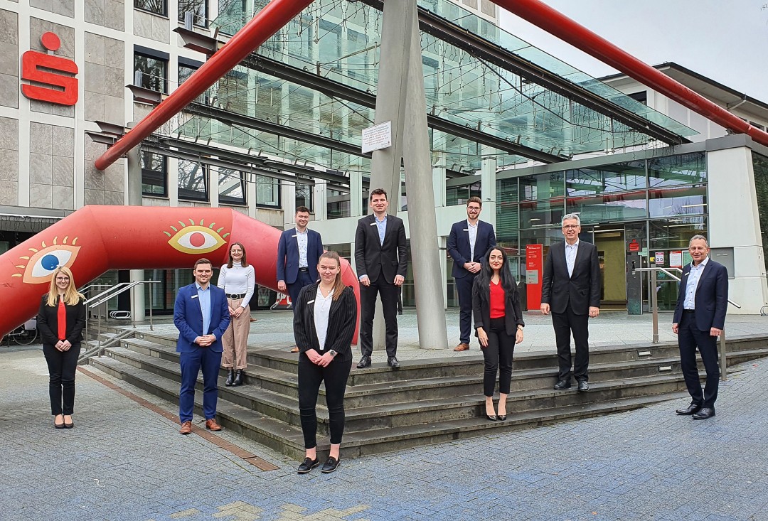 PM 2021_005 Ausbildungsabschluss 2021 Abschlussfoto für den Ausbildungsjahrgang bei der Sparkasse HRV: (v.l.) Jessica Plante (Ausbildungsleiterin), Marcel Bourscheidt, Helena Marx, Steffen Naudzus, Ann-Kathrin Ahlenkamp, Kai Stanzick, Jan-Niklas Roller, Gizem Yilmazcelik, Udo Zimmermann (Vorstandsvorsitzender) und Ralf Wienold (Abteilungsdirektor Personal und Vorstandsstab). Foto: Sparkasse HRV