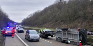 Der Hänger kam seitlich zu liegen und hob das Zugfahrzeug an. Foto: Feuerwehr Velbert