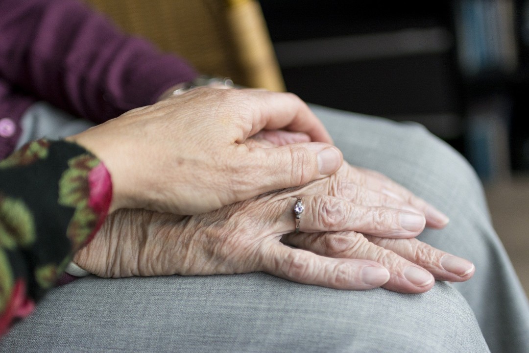 hands-2906458_1920 Die Anschlussrehabilitation (AHB) der Deutschen Rentenversicherung hilft Betroffenen dabei, wieder zu Kräften zu kommen und Schritt für Schritt ihr Berufs- und Alltagsleben wieder aufzunehmen. Foto: pixabay