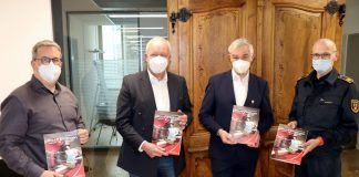 Der Ratinger Feuerwehrchef René Schubert übergab die ersten druckfrischen Exemplare des Jahresberichts 2020 an Bürgermeister Klaus Pesch, den scheidenden Ersten Beigeordneten Rolf Steuwe und dessen Nachfolger als Feuerschutzdezernent, Harald Filip (v.r.n.l.). Foto: Stadt Ratingen