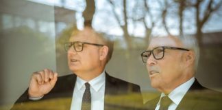 Die Volksbank-Vorstände Andreas Otto (l.) und Lutz Uwe Magney - hier ein Foto aus der Zeit vor Corona - stellten den Jahresabschluss vor. Foto: Volksbank/Daniel Koebe