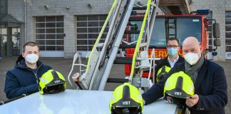 300 neue Helme schützen jetzt die Einsatzkräfte der Feuerwehr Velbert. Hier Tobias Herkströter (BTL), Feuerwehrleiter Manuel Schoch und Bürgermeister Dirk Lukrafka mit einigen Exemplaren der neuen Schutzausrüstung. Foto: Mathias Kehren