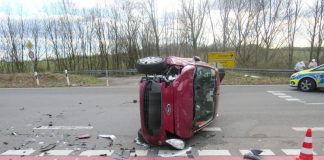 Der Ford kippte um und blieb auf der Seite liegen. Foto: Polizei