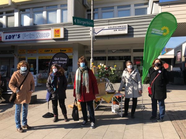 Die Grünen Ratsfrauen Sabine Georg, Andrea Stracke-Knitsch, Barbara Geiss-Kuchenbecker, Kerstin Schoele (sachkundige Bürgerin im Kulturausschuss) und Annerose Rohde (v.l.n.r.) verteilten auf dem Hochdahler Markt fair gehandelte Rosen und Informationen zum Internationalen Frauentag. Foto: Grüne