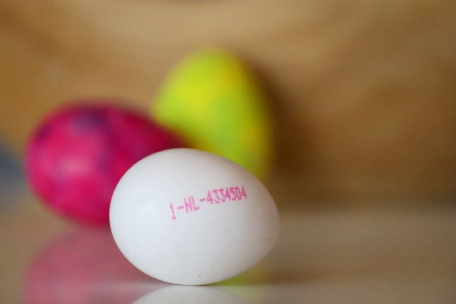 Der Eiercode verrät die Herkunft: Bereits gefärbte Ostereier können eine Käfighaltung verschleiern. Darauf weist die Verbraucherzentrale hin. Foto: André Volkmann