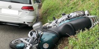 Das BMW-Motorrad rutschte in das Heck des VW Golf. Foto: Polizei