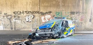 Der Polizeiwagen prallte seitlich-frontal gegen einen Brückenpfeiler. Foto: Polizei