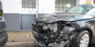 Der BMW wurde beim Unfall schwer beschädigt. Foto: Polizei