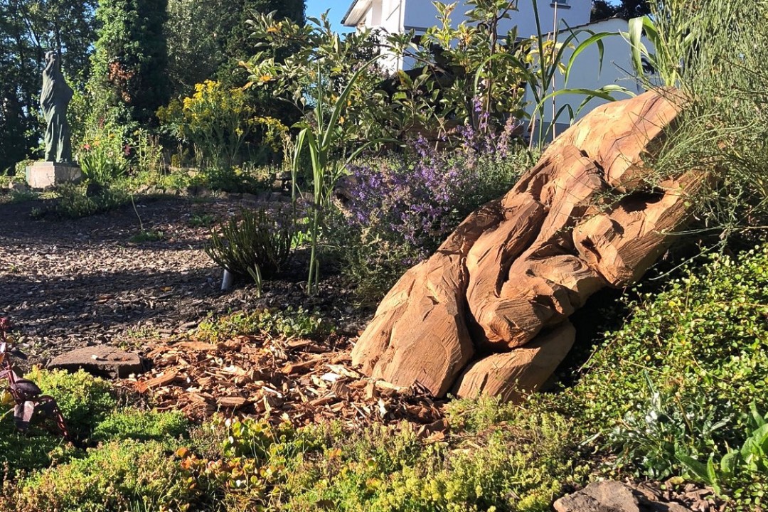 Nach Terminvereinbarung können Besucher auch wieder im Skulpturengarten wandeln. Foto: Galerie#23