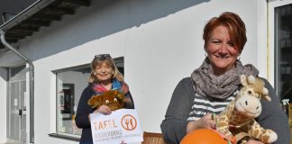 Renate Zanjani und Tanja Högström mit Osterüberraschungen, die bald verteilt werden sollen, vor dem neuen Tafelgebäude. Foto: Mathias Kehren
