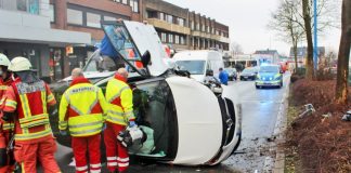 Aus dem auf der Seite liegenden Unfallfahrzeug war der Fahrer nur schwer zu bergen. Die Feuerwehr musste erst das Dach des Opels entfernen, um an den Verunfallten zu gelangen. Foto: Polizei