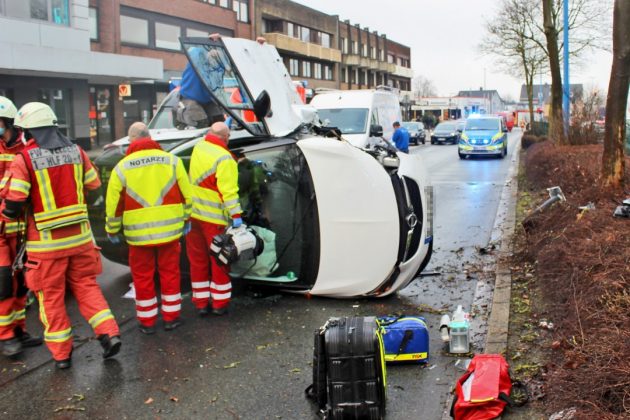 Aus dem auf der Seite liegenden Unfallfahrzeug war der Fahrer nur schwer zu bergen. Die Feuerwehr musste erst das Dach des Opels entfernen, um an den Verunfallten zu gelangen. Foto: Polizei