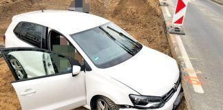 Der VW Polo der Seniorin landete auf dem Niermannsweg in einer Baugrube. Foto: Polizei