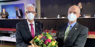 Landrat Thomas Hendele verabschiedete Dr. Rudolf Lange auf der Kreistagssitzung am Montag. Foto: Kreis ME