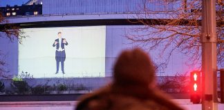 Im August 2021 tritt Patrick Hahn sein neues Amt als Generalmusikdirektor der Wuppertaler Bühnen an. Der Videokünstler Kai Fobbe zeigt schon jetzt den jungen Österreicher in Aktion. Foto: Uwe Schinkel