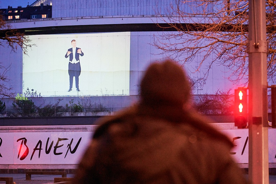 Im August 2021 tritt Patrick Hahn sein neues Amt als Generalmusikdirektor der Wuppertaler Bühnen an. Der Videokünstler Kai Fobbe zeigt schon jetzt den jungen Österreicher in Aktion. Foto: Uwe Schinkel