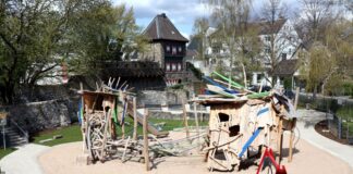 Der neue „Drachenspielplatz“ im Rathauspark liegt im Schatten des Trinsenturms und lädt ab sofort zum Spielen ein. Foto: Stadt Ratingen
