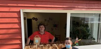 Die übrig gebliebenen Tüten aus der Überraschungsaktion gingen an den Kinder-Garten-Eden. Foto: TuS 08Lintorf