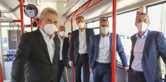 NRW-Wirtschaftsminister Andreas Pinkwart, Martin Bickenbach (Geschäftsführer AWG), Markus Hilkenbach (Vorstandsvorsitzender WSW), Oberbürgermeister Uwe Schneidewind, Andreas Meyer (Leiter Technik Bus WSW mobil GmbH). Foto: Andreas Fischer