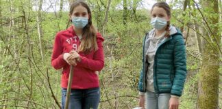 Zwei Mitglieder des Kinderparlaments bei der Baumpflanzaktion zum Tag des Baumes im Gebiet des Naturschutzzentrums Bruchhausen. Foto: Stadt Erkrath