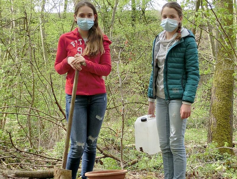 Zwei Mitglieder des Kinderparlaments bei der Baumpflanzaktion zum Tag des Baumes im Gebiet des Naturschutzzentrums Bruchhausen. Foto: Stadt Erkrath