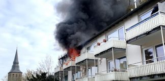 Als die Retter an der Wohnung eintrafen, schlugen die Flammen bereits nach außen. Foto: Feuerwehr Erkrath