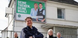 Vor dem Wahlplakat Am Kolben in Mettmann: Der stellvertretende Kreisgruppenvorsitzender der GdP Mettmann, Frank Schneider; die Kreisgruppenvorsitzende der GdP Mettmann und Spitzenkandidatin für die Beamten, Dagmar Janßen, die Spitzenkandidatin für den Tarifbereich, Simone Jordan, und der Landesvorsitzende der GdP NRW Michael Mertens. Foto: GdP