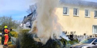 Eine Hecke an der Bergischen Straße ist am Samstag in Brand geraten. Foto: FW Velbert