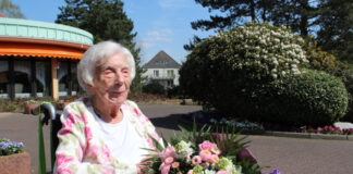 Hildegard Kloss an ihrem hundertsten Geburtstag. Foto: Stadt Erkrath