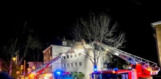 Die Feuerwehr drang über Drehleitern zu der Brandwohnung vor. Foto: Feuerwehr Essen