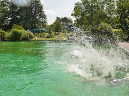 Im Mettmanner Naturfreibad kann man sich an heißen Tagen wieder Abkühlung verschaffen. Archivfoto: Mathias Kehren