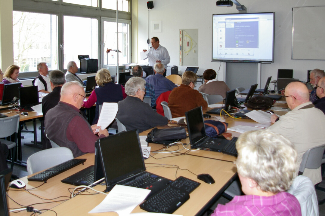 Die PC-Gruppe von ZWAR hat vor Coronoa regelmäßig getroffen (Foto). Mittlerweile finden die Lerngruppen online statt. Foto: privat