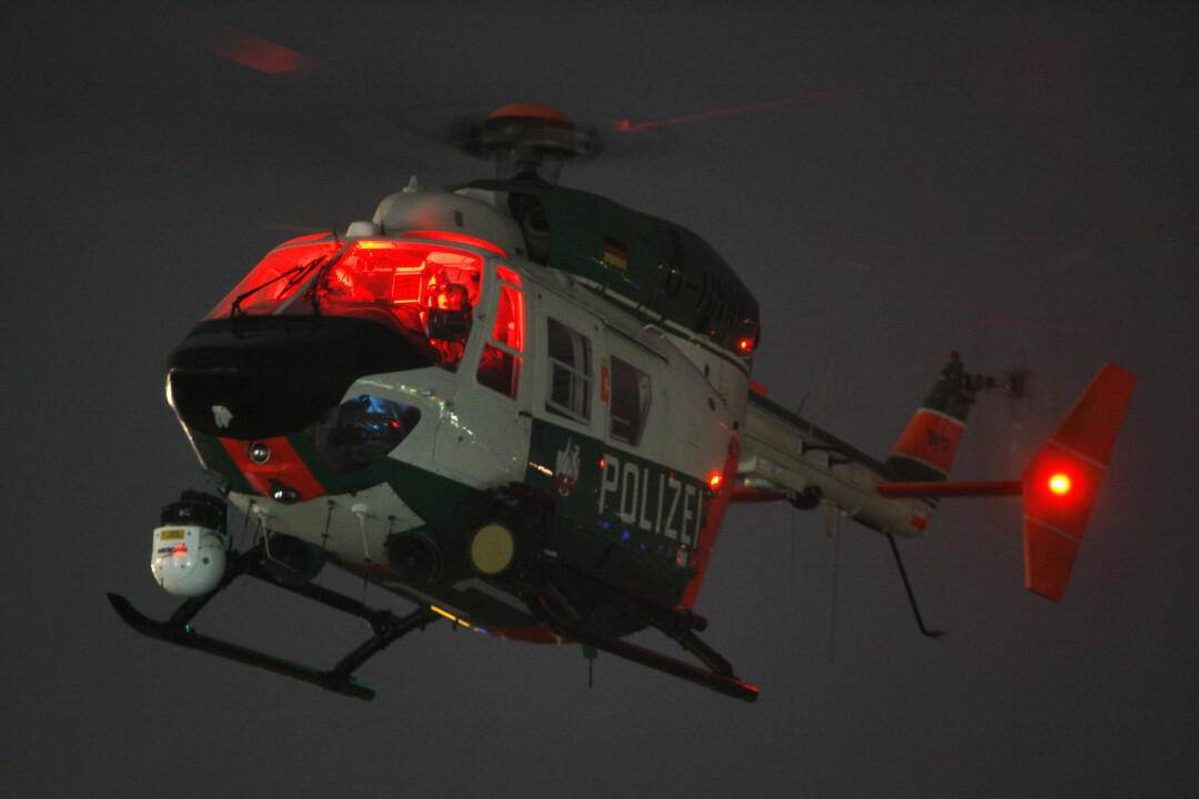 Die Polizei versuchte, einen flüchtigen Verdächtigen mit Hilfe eines Hubschraubers ausfindig zu machen. Die Suche blieb allerdings erfolglos. Symbolbild: Polizei