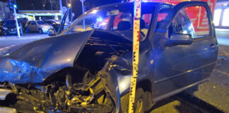 Der VW Golf wurde schwer beschädigt. Foto: Polizei