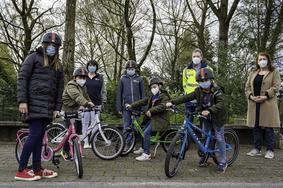 Vier Fahrräder sowie Helme und Warnwesten hat die Kreisverkehrswacht den Schülern der Förderschule überreicht. Foto: Kreis ME