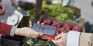 Händler können mit der App ihr Smartphone als Kartenlesegerät nutzen - Kunden zahlen dann kontaktlos per Karte. Foto: Kreissparkasse Düsseldorf