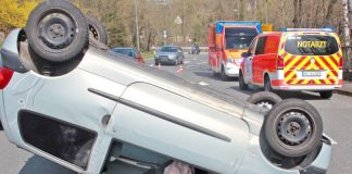 Der Renault Twingo wurde auf das Dach geschleudert. Foto: Polizei